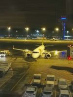 Die Embraer190 der TAP Air Portugal steht zum Abflug bereit.jpg