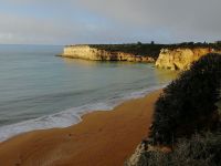 ockerfarbener, feinsandiger Sandstrand trifft Atlantik.jpg