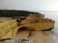 Felsgrotten scheinen wie durch die Kraft des Meeres entstanden.jpg