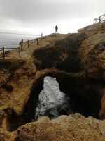 Über eine Felsenbrücke geht es weiter...jpg