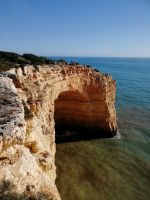 Exogene litorale Prozesse bilden Felsgrotten bei Benagil.jpg