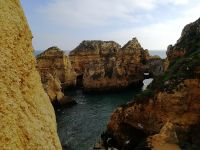 über Stufen können wir in die bizarre Felsenlandschaft hineinsteigen.jpg