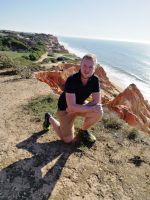 Reisebegleiter Patrick führt seine Gruppe sicher und wohlbehalten über den Klippentrail.jpg