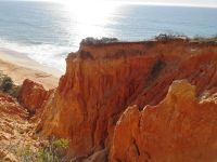 rot zerfurchte Klippen des 6 Kilometer langen Praia da Falésia.jpg