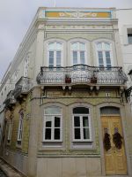 Typische portugiesische Architektur und Balkone mit bunten Blumen.jpg
