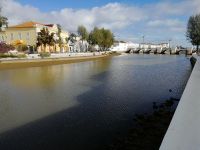 Rio Gilhão mit Blick auf die siebenbogige, römische Brücke Ponta Romana in Tavira .jpg