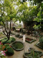 Blumenreicher Schlossgarten im Castelo de Tavira.jpg