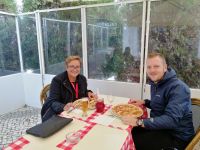 Reiseleiterin Aldina Martins und Reisebegleitung Patrick.jpg