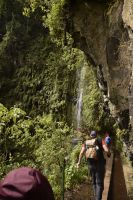 Unter dem Wasserfall hindurch