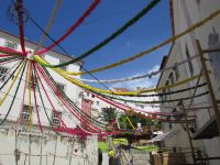 Lissabons Altstadt Alfama wird geschmückt für das St.Johannes-Fest