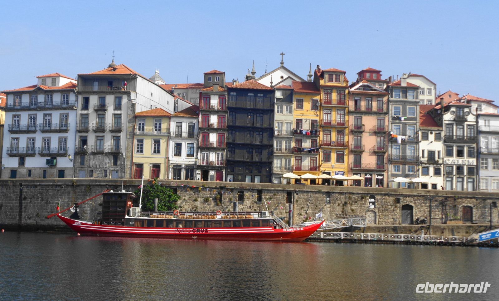 Altstadt von Porto vom Wasser