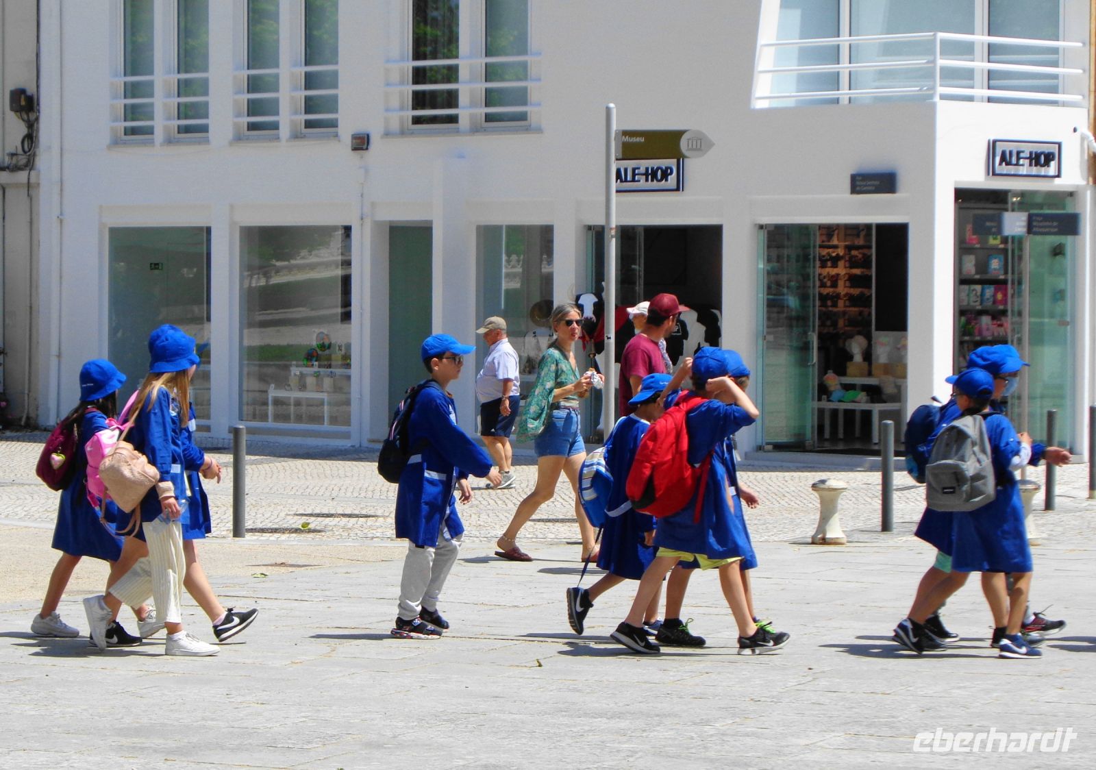 Kinder in Schluniformen 