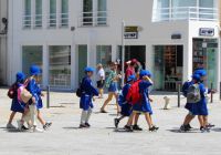 Kinder in Schluniformen 