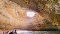 Singlereise Algarve / Portugal - Benagil-Höhle bei der Bootsfahrt entlang der Küste