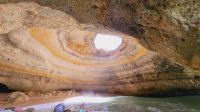 Singlereise Algarve / Portugal - Benagil-Höhle bei der Bootsfahrt entlang der Küste