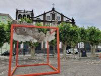 Azoren, Pontadelgada, moderne Kunst vor der San Jose Kirche
