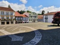 Azoren, Insel Terceira, Angra, Platz vor der Hauptkirche mit Blick zum Obelisken