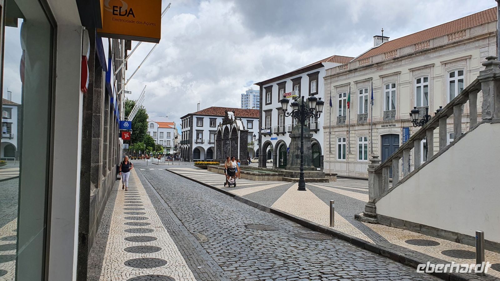 Ponta Delgada, Blick vom Rathaus zum Stadttor