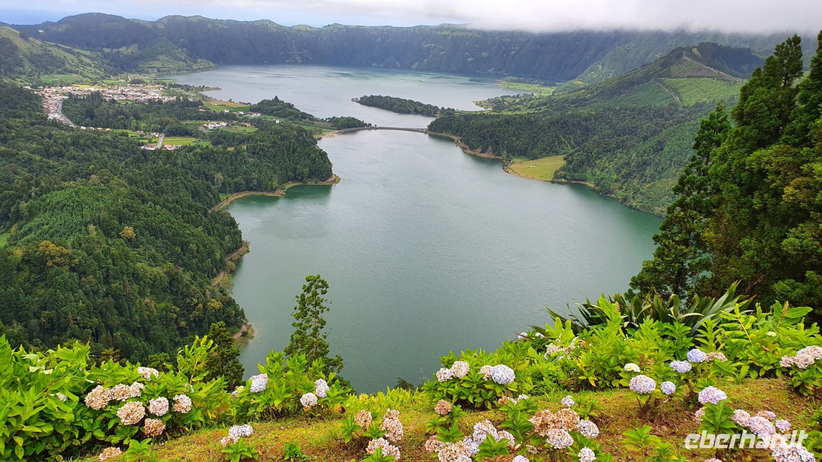 Blick vom Vista do Rei auf den blauen und den grünen See