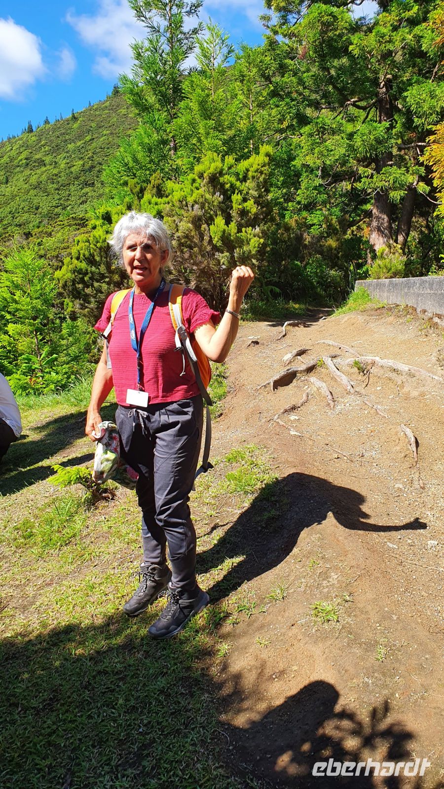 Wanderreiseleiterin Serafina auf dem Weg zum Feuersee