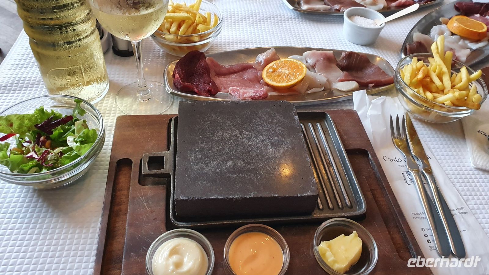 Horta, Restaurant Do Canto, Essen vom heissen Stein