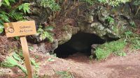 Insel Faial, Vulcanwanderung, Höhle unterwegs