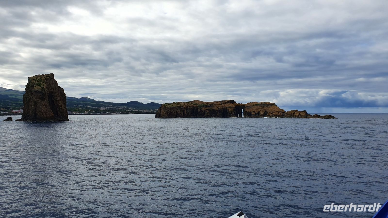 Fähre von Fail nach Pico, der liegende und stehende Felsen im Kanal