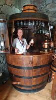 Reisebegleitung Ria im Weinfass