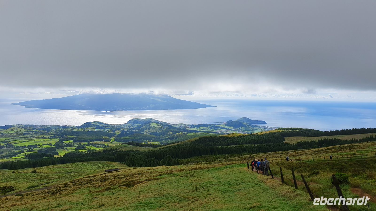 Insel Faial, Blick vom Caldeirarand auf Horta und zur Insel Pico
