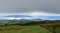 Insel Faial, Blick vom Caldeirarand auf Horta und zur Insel Pico