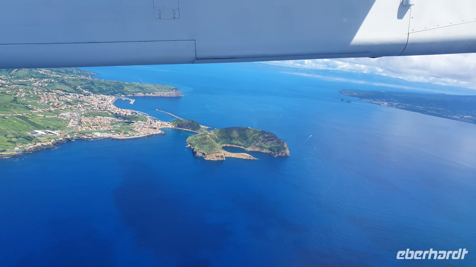 Flug von Faial zurück nach Sao Miguel, unten Horta, der Kanal und Pico