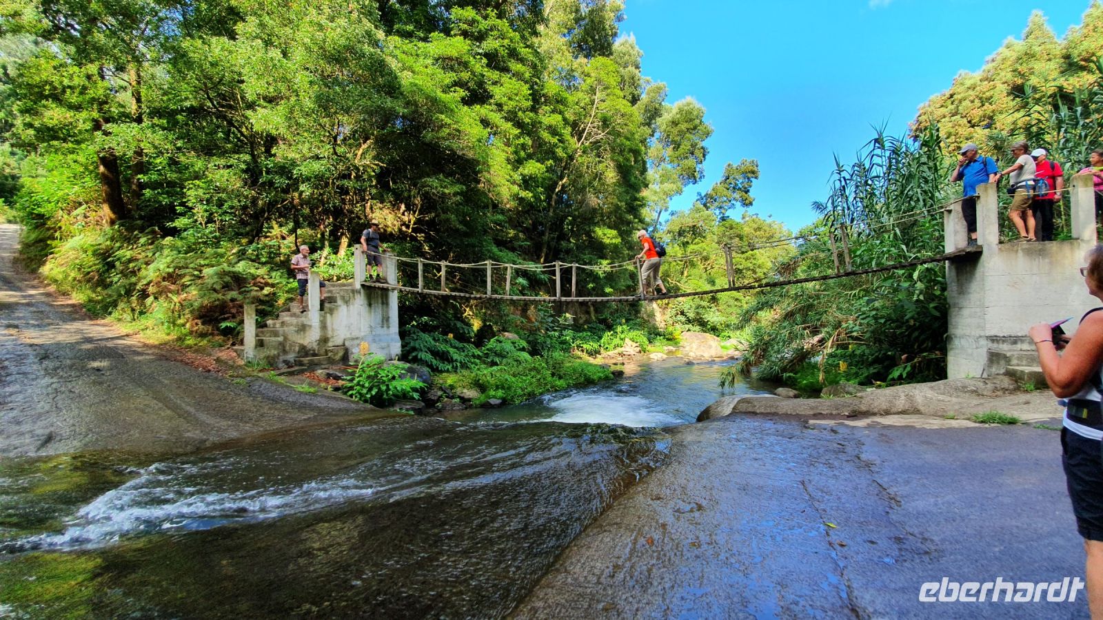 Überquerung des Ribeira Grande Flüsschens