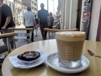 Typisch Portugal: Galao, portugiesischer Milchkaffee und Pasteis de nata, kleine Blätterteig-Puddingleckerei