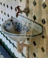 Damals hatte man auch die Waschbecken schön verziert