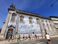 Kirchenfassade mit Kacheln in Porto