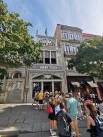 Um in diesen Kultbuchladen in Porto zu kommen, muß man mittlerweile 5 EUR Eintritt zahlen und anstehen