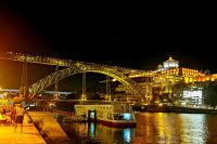 Unter der Dom Luis Brücke ist immer Leben am Abend, Porto