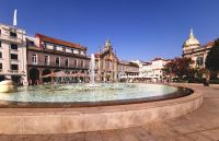 Palacicio dos Biscainhos mit Brunnen davor in Braga