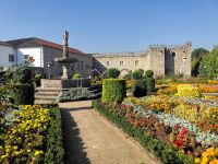 Jardim de Santa Barbara und im Hintergrund die Ruinen des alten Bischofspalastes in Braga