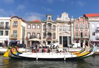 Aveiro und im Vordergrund die tradtionellen Boote: Moliceiros