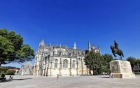 Kloster Batalha und Statue von Nuno Alvares Pereira