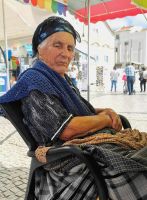 Straßenverkäuferin in Nazaré