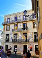 Bairro Alto, auch hier verzieren Kacheln die meisten Häuserfassaden, Lissabon