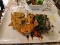 Thunfischsteak mit Polenta im Hoteleigenen Steakhouse 