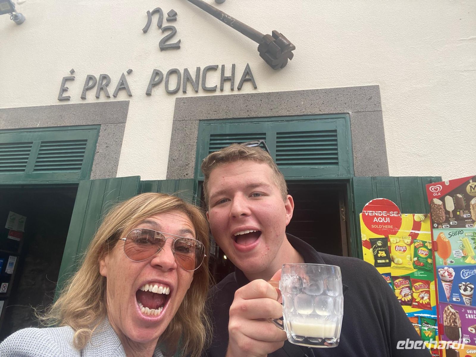 Reiseleitung Paula und Reisebegleiter Sten beim Nitkia trinken in Camera de Lobos auf Madeira