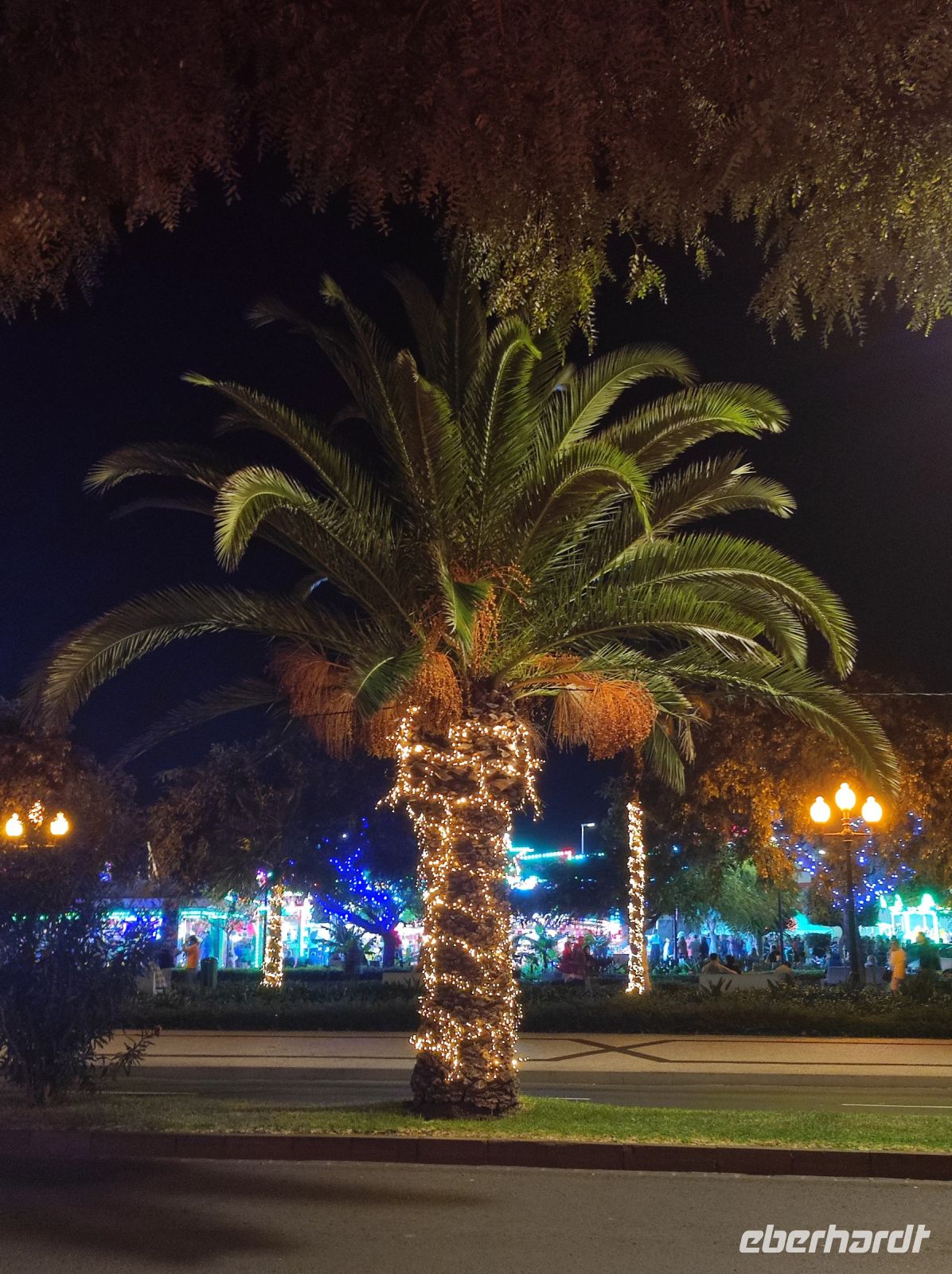 Lichterketten auf dem Nachtmarkt in Funchal