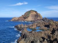 Blick auf die Insel Mole vor der Küste Madeiras bei Porto Moniz
