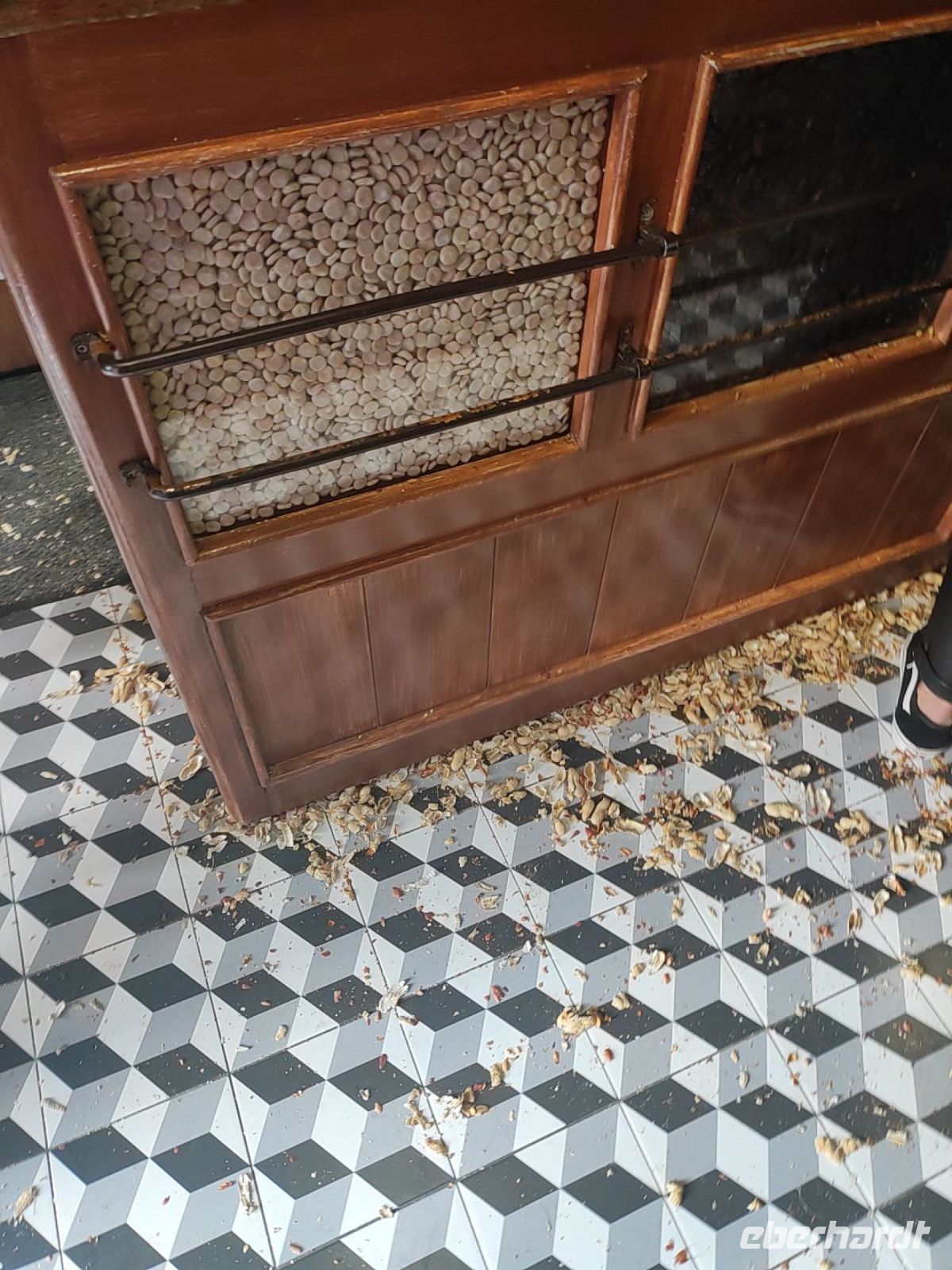 Erdnüsse auf dem Boden der urigen 