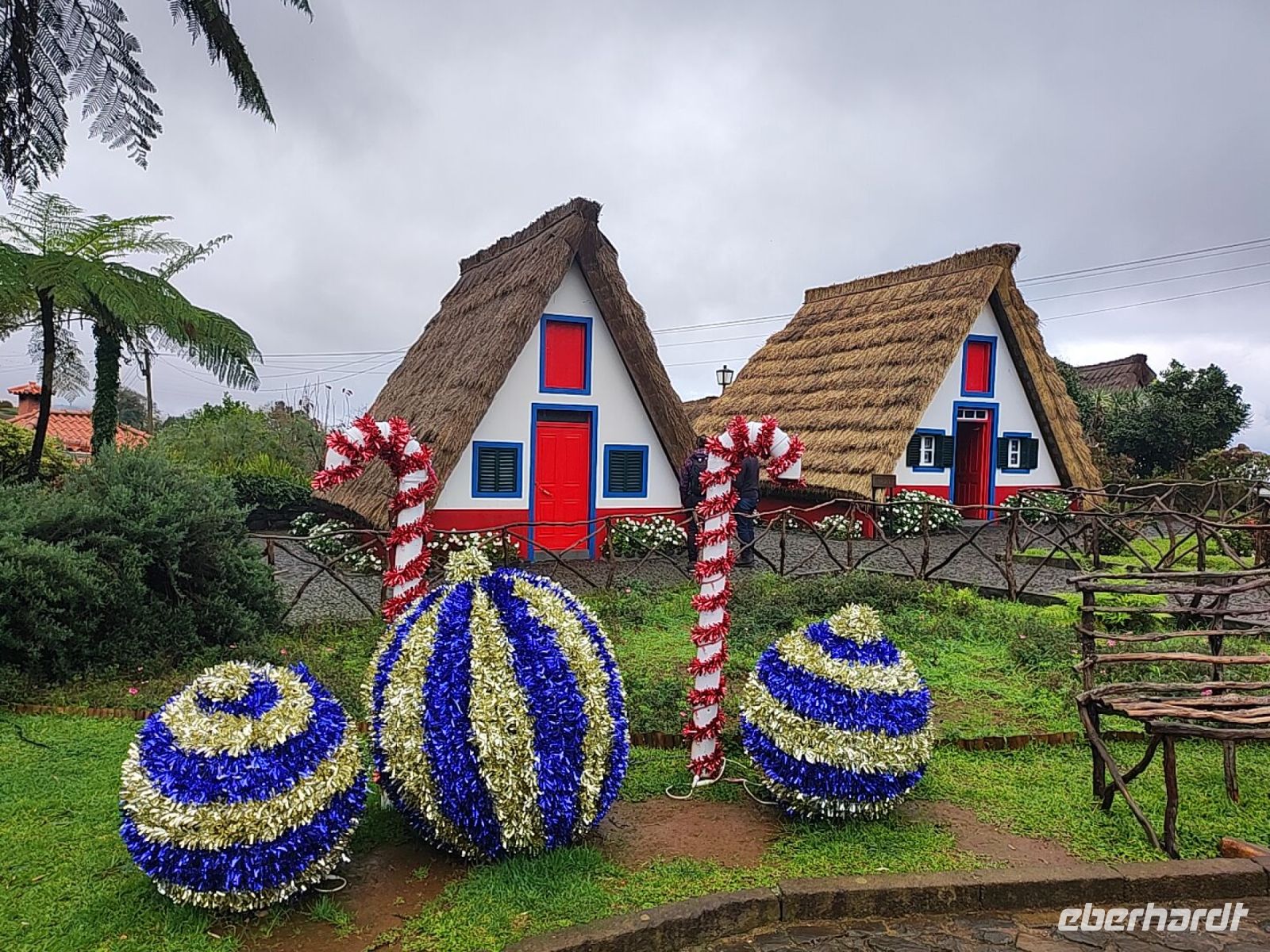 Die bekannten Strohbedeckten Häuser in Santana, Madeira