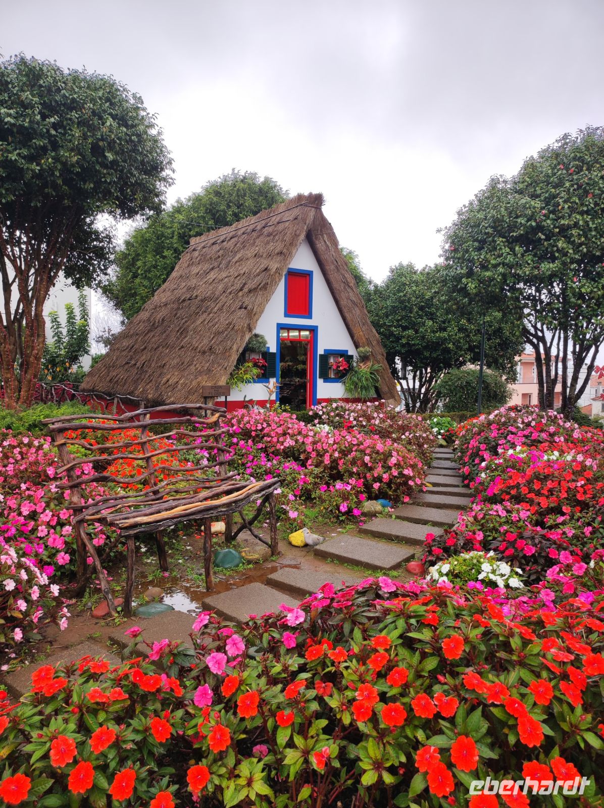 Die bekannten Strohbedeckten Häuser in Santana, Madeira